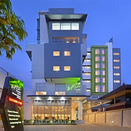 Whiz Prime Hotel Basuki Rahmat Malang Kültér fotó
