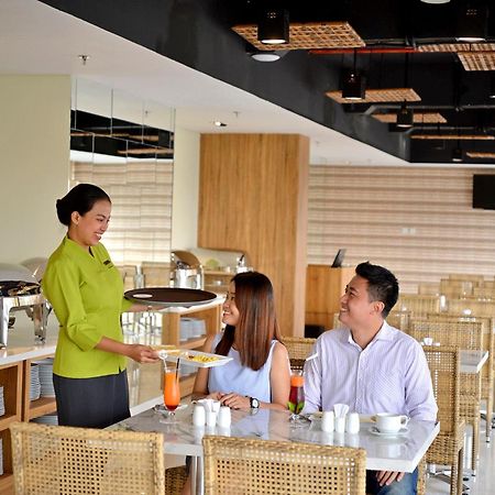 Whiz Prime Hotel Basuki Rahmat Malang Kültér fotó