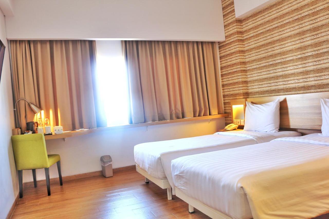 Whiz Prime Hotel Basuki Rahmat Malang Kültér fotó