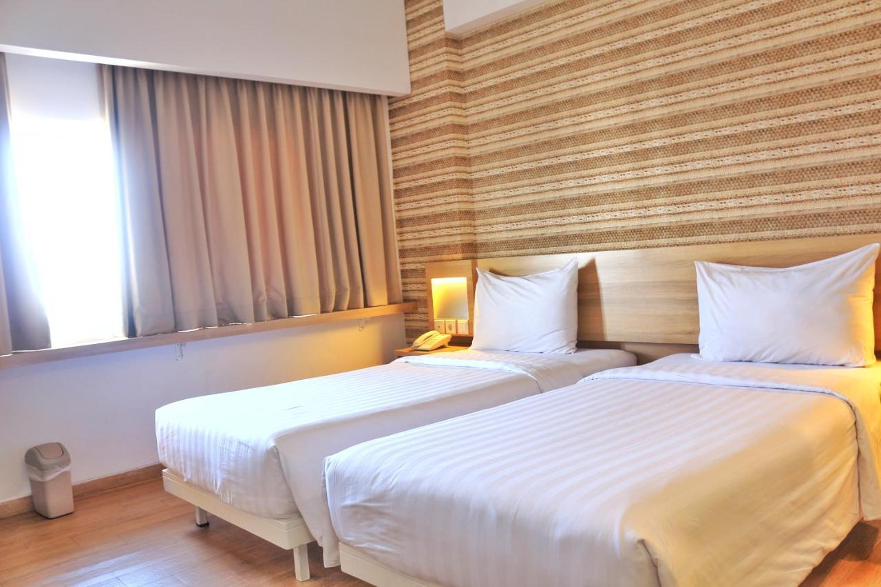 Whiz Prime Hotel Basuki Rahmat Malang Kültér fotó