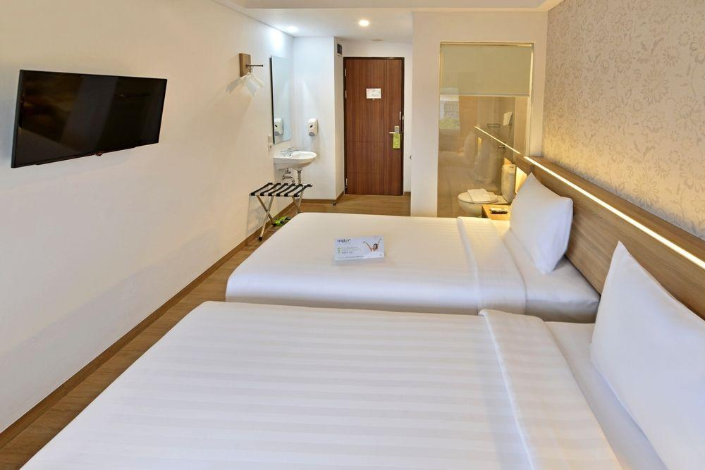 Whiz Prime Hotel Basuki Rahmat Malang Kültér fotó