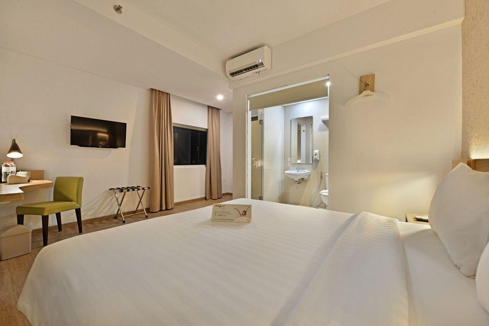 Whiz Prime Hotel Basuki Rahmat Malang Kültér fotó
