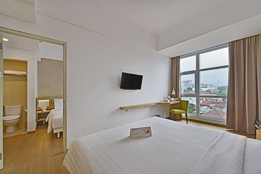 Whiz Prime Hotel Basuki Rahmat Malang Kültér fotó
