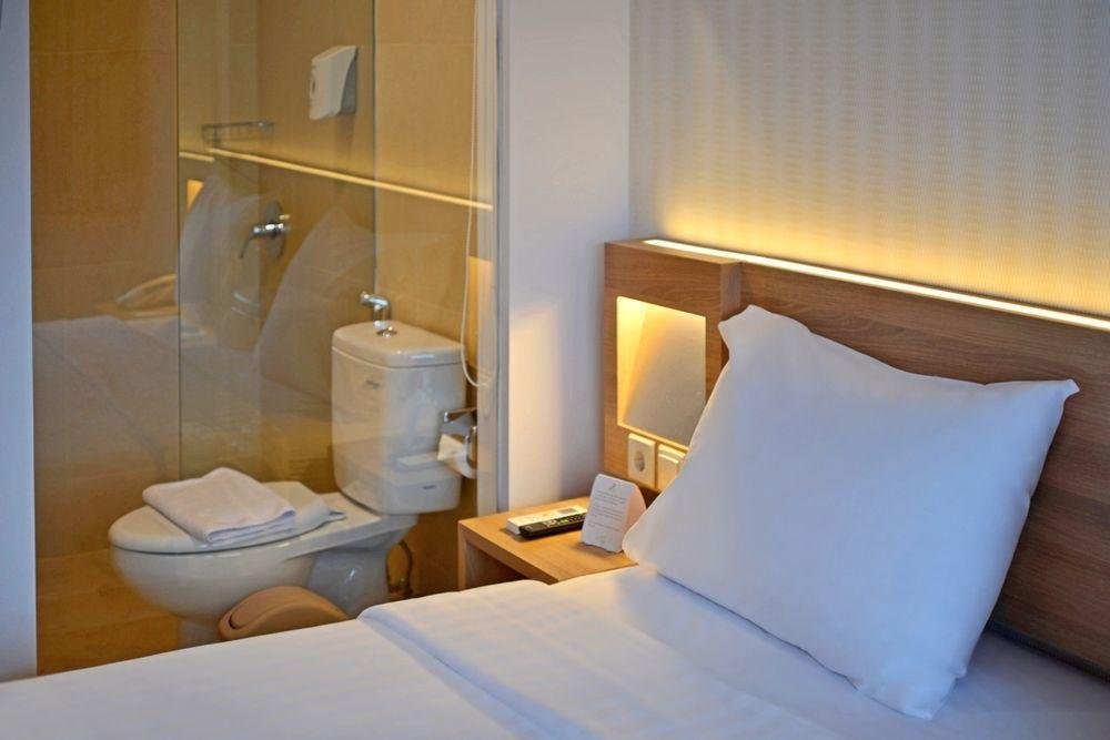 Whiz Prime Hotel Basuki Rahmat Malang Kültér fotó