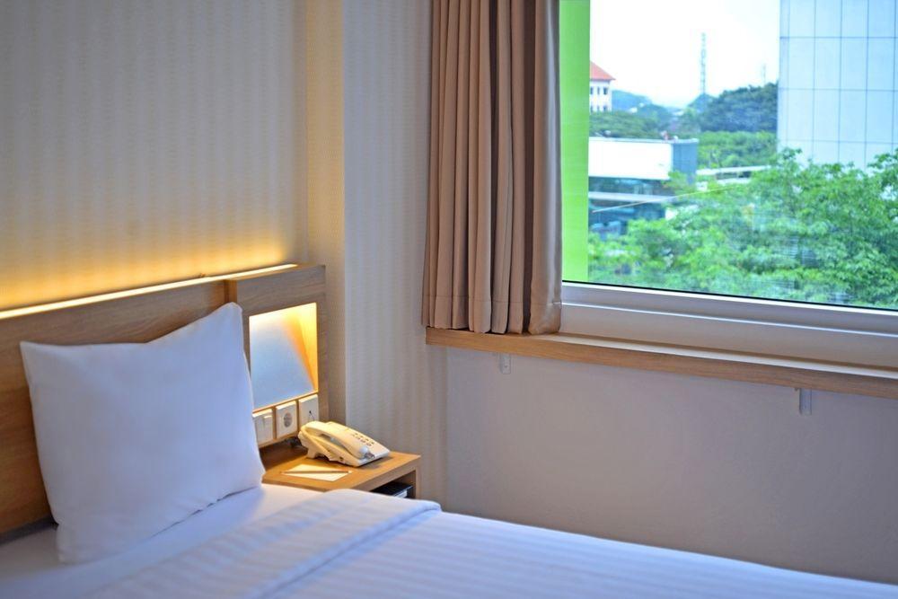 Whiz Prime Hotel Basuki Rahmat Malang Kültér fotó
