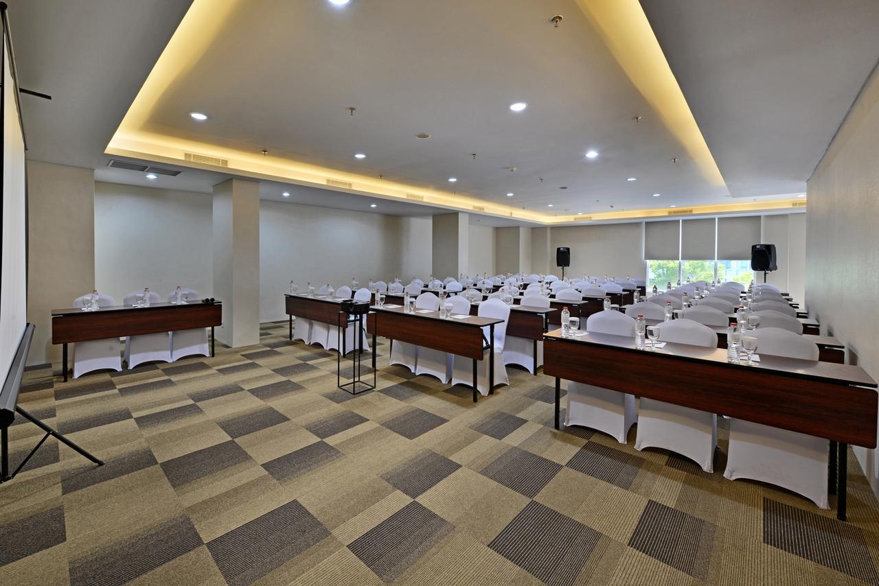 Whiz Prime Hotel Basuki Rahmat Malang Kültér fotó