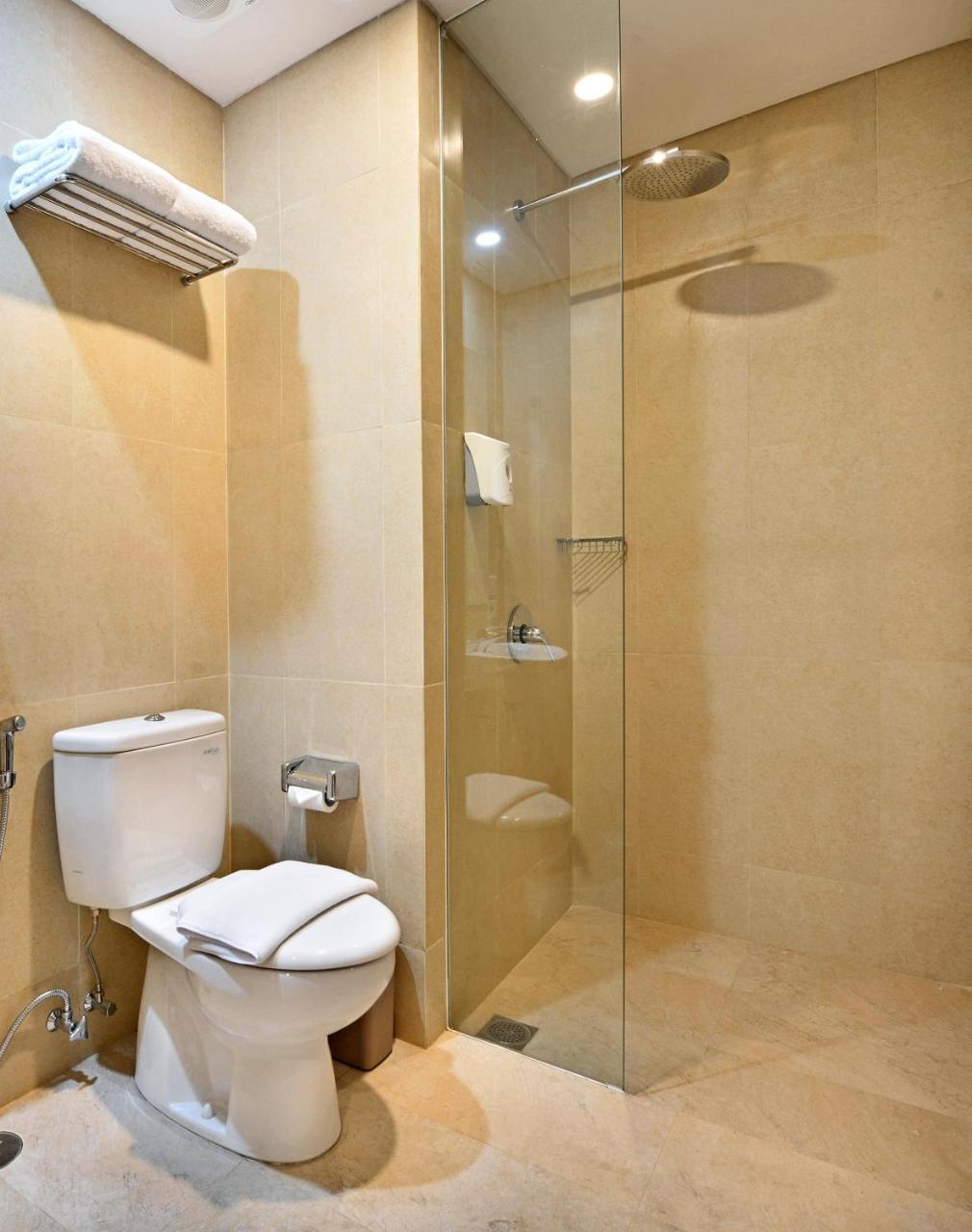 Whiz Prime Hotel Basuki Rahmat Malang Kültér fotó