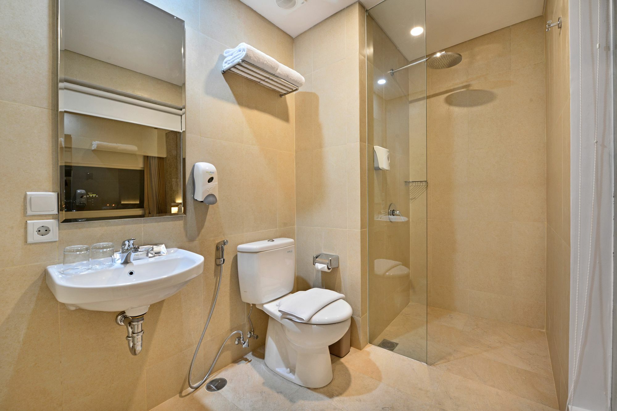 Whiz Prime Hotel Basuki Rahmat Malang Kültér fotó