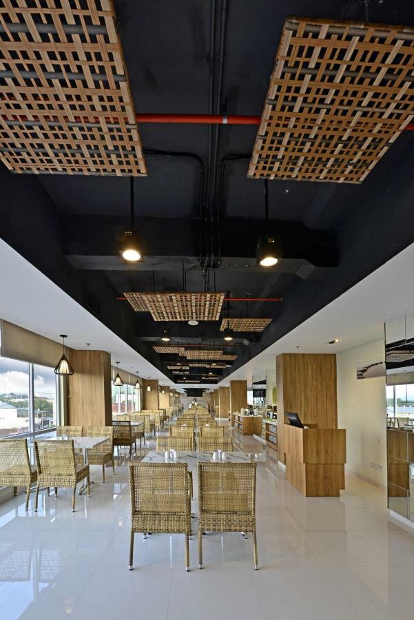 Whiz Prime Hotel Basuki Rahmat Malang Kültér fotó